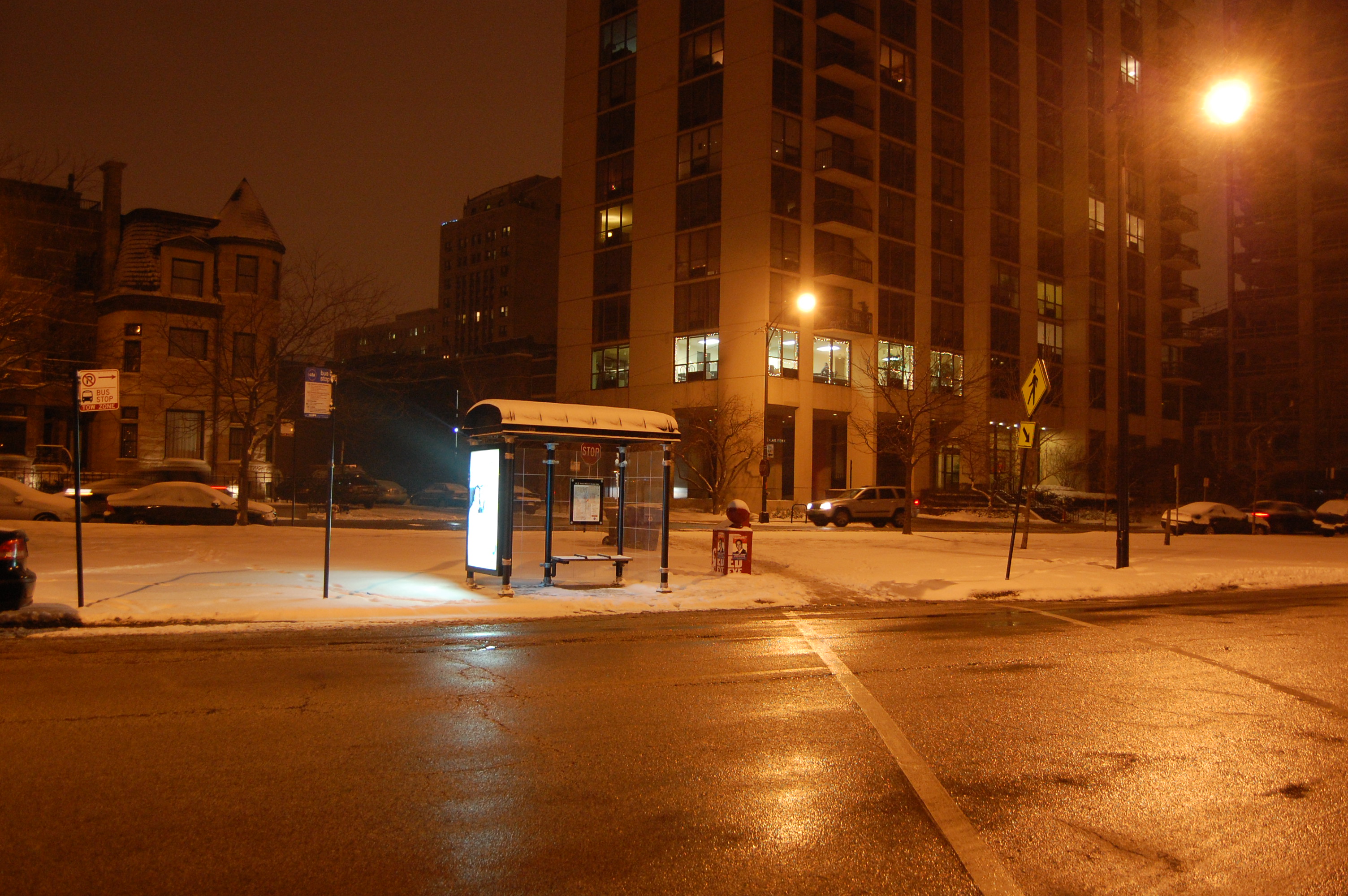 Остановилась фото. Автобусная остановка ночью. Остановка вечером. Автобусная остановка зимой ночью. Фонарь на остановке.